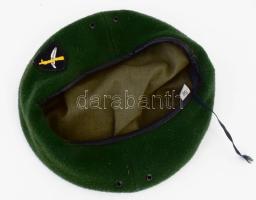 MN Katonai Kollégium barett sapka, sötétzöld posztó, felvarró jelvénnyel, 58-as méret