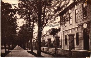 Arad, Honvéd huszárlaktanya. Kerpel Izsó kiadása / K.u.K. military hussar barracks (ragasztónyomok / glue marks)
