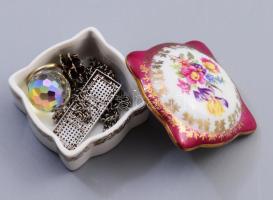 Porcelán ékszeres dobozka, benne bizsukkal, 5,5x5,5 cm