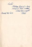 Derkovits Gyuláné:  Mi ketten. Emlékezés Derkovits Gyulára. (Dedikált.) Budapest, 1954. Képzőművészeti Alap Kiadóvállalata (Budapesti Szikra Nyomda). 168 p. Első kiadás. Dedikált: "Emlékül Gellérthegyi Gyulának és kedves családjának testvéri szeretettel Derkovits Gyula özvegyétől, Vikitől. Budapest, 1961. feb. 20."  A tragikusan fiatalon elhunyt, kiemelkedő jelentőségű expresszionista festő, Derkovits Gyula (1894-1934) pályaképét Dombai Viktória tésztagyári munkásnő és aktmodell, a festő felesége írta. Oldalszámozáson belül Derkovits Gyula festményeinek, grafikáinak reprodukcióival. A korrajzba ágyazott pályakép megeleveníti a XX. század baloldali aktivizmusának képzőművészeti lenyomatát, illetve körvonalazza Derkovits markánsan baloldali művészetének piaci korlátait. Illusztrált, enyhén kopott kiadói félvászon kötésben. Jó példány.