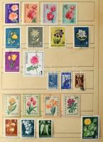 Kb 4.000 klf vegyes külföldi, főleg kelet europai bélyeg házi készítésű albumlapokon / 4.000 different stamps Eastern Europe on pages