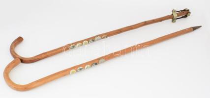 2 darab túrabot, összesen 11 jelvénnyel, h: 88-92 cm