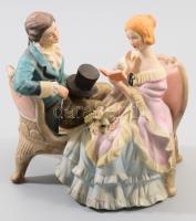 Barokk pár festett biszkvit porcelán szobor, jelzés nélkül, 18x17 cm