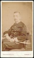 cca 1875-1880 Idős katonatiszt egyenruhában, kitüntetéssel, díszkarddal, vizitkártya Veress Ferenc (...