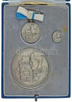 Németország DN "Sokéves hűséges szolgálatért - 40 / Müncheni és Bajorországi ipari és kereskedelmi kamara" kétoldalas, jelzett Ag emlékérem (50,26g/0.900/50mm) + hozzá tartozó miniatűr Ag érem szalagsávon (br.: 10,09g/0.900/29mm) + jelzett Ag kitűző (2,38g/0.900) eredeti dísztokban T:AU-XF Germany ND "FÜR LANGJAHRIGE TREUE MITARBEIT - 40 / INDUSTRIE - UND HANDELSKAMMER FÜR MÜNCHEN UND OBERBAYERN" two-sided, marked Ag commemorative medallion (50,26g/0.900/50mm) + miniature Ag medallion on ribbon (br.: 10,09g/0.900/29mm) + marked Ag badge (2,38g/0.900) in original case C:AU-XF