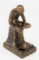 Tüskehúzó fiú. Bronzírozott ón szobor, márvány talapzaton, sérült, m: 17 cm