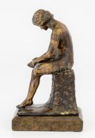 Tüskehúzó fiú. Bronzírozott ón szobor, márvány talapzaton, sérült, m: 17 cm