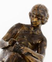 Tüskehúzó fiú. Bronzírozott ón szobor, márvány talapzaton, sérült, m: 17 cm