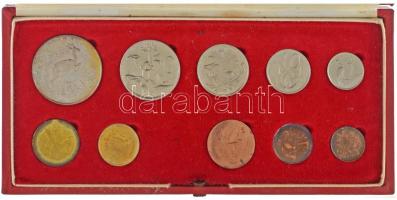 Dél Afrika 1973. 1/2c bronz - 1R Ag (8xklf) forgalmi sor eredeti piros műbőr dísztokban, az arany érmék nélkül, helyette 1991. 1/2P sárgaréz "Gold Reef City" zseton + 1P sárgaréz "Gold Reef City" zseton T:AU (eredetileg PP), patina South Africa 1973. 1/2 Cent bronz - 1 Rand Ag (8xdiff) coin set in original case without the gold coins, instead including 1991. 1/2 Pond brass "Gold Reef City" token + 1 Pond brass "Gold Reef City" token C:AU (originally PP), patina