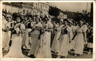 1940 Csíkszereda, Miercurea Ciuc; bevonulás, magyar zászló / entry of the Hungarian troops, Hungarian flag (fl)