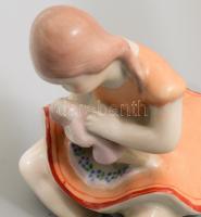 Drasche babát dajkáló lányka. Kézzel festett, jelzett, hibátlan . 8,5 cm