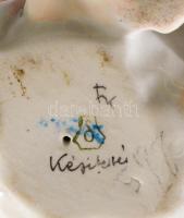 Drasche babát dajkáló lányka. Kézzel festett, jelzett, hibátlan . 8,5 cm