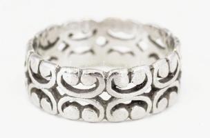 Ezüst(Ag) áttört mintás gyűrű, jelzett, méret: 55, nettó: 3,8 g