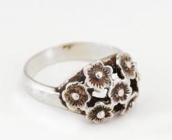 Ezüst(Ag) nefelejcsvirágos áttört gyűrű, jelzett, méret: 50, nettó: 3,3 g