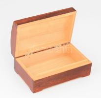 Faragott fa ládika, kis kopással 19x12 cm