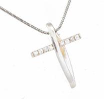 Ezüst(Ag) hengeres kígyó nyaklánc modern köves kereszt medállal, jelzett, h: 42,5 cm, 3×2,2 cm, bruttó: 7,1 g