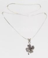 Ezüst(Ag) szögletes kígyó nyaklánc, négylevelű lóhere medállal, jelzett, h: 46 cm, 3,5×1,8 c, nettó:...