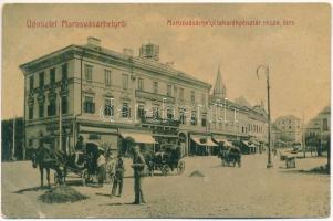 Marosvásárhely, Targu Mures; Takarékpénztár, piac, A Fonciere Pesti Biztosító Intézet főügynöksége, Harmath Sándor, Bucher Lajos üzlete, lovaskocsik. No. 32. (W.L. ?) / savings bank, market, insurance company, shops, horse-drawn carriages (EB)
