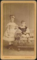 cca 1880 Elegáns öltözetű gyerekek portréja, vizitkártya Kozmata Ferenc (1839-1902) budapesti műterméből, 10,5x6,5 cm
