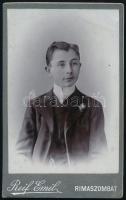 cca 1890 Elegáns fiú portréja, vizitkártya Reif Emil rimaszombati műterméből (,,Elsö Gömörmegyei fényirda"), 10,5x6,5 cm (Ritka műterem!)