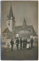 1916 Nagyszeben, Hermannstadt, Sibiu; evangélikus templom, helyi lakosok népviseletben / Lutheran church, local people in folk costume. photo (kopott élek / worn edges)