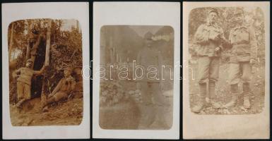 cca 1910-1918 Katonai fotólapok, közte I. világháborús katonai temető, fronton épített fedezéknél hegedülő katona, italozó katonák, stb., összesen 5 db, vegyes állapotban, 14x9 cm