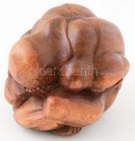 Fejét ölébe temető ember. a faragott fa szobor, Délkelet-Ázsia. 20x20 cm