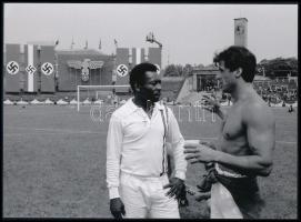 cca 1980 Budapest, MTK stadion, Pelé és Sylvester Stalone, a "Menekülés a győzelembe" című film forgatásán, 1 db modern nagyítás, jelzés nélkül, Pánczél György (1920-?) filmtörténész hagyatékából (film- és színházifotó gyűjteményéből), 15x21 cm
