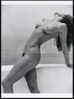 cca 1979 "Mediterrán szépség", szolidan erotikus felvétel, 1 db modern nagyítás, jelzés nélkül, 21x15 cm