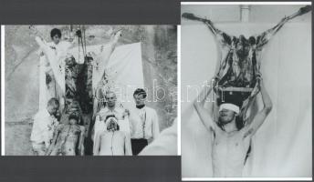 cca 1976 Herman Nitsch (1938-2022) osztrák művész, a bécsi akcionizmus képviselőjének performansza (Mészárszéken), 2 db modern nagyítás, jelzés nélkül, 21x15 cm