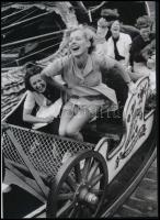 cca 1950 Vidámparki jelenet egy hullámvasúton, 1 db modern nagyítás, jelzés nélkül, 15x21 cm