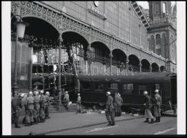 cca 1962 Budapest, túltolt vonat a Nyugati pályaudvaron, 1 db modern nagyítás, jelzés nélkül, 15x21 cm