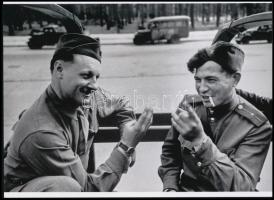 1945 Berlin, Robert Capa (1913-1954) (eredeti neve Friedmann Endre) magyar - francia fotóriporter felvétele (Amerikai és orosz katona alkudozik, vélhetően a karóráról), 1 db modern nagyítás, jelzés nélkül, 15x21 cm