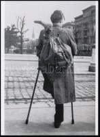 1948 Bécs, Ernst Haas (1921-1986) osztrák - amerikai fotóriporter és fotóművész felvétele (Hadirokkant), 1 db modern nagyítás, jelzés nélkül, 21x15 cm