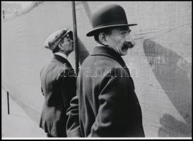 cca 1932 Henri Cartier-Bresson (1908-2004) francia fotóriporter, fotóművész felvétele (Brüsszeli kukkolók), 1 db modern nagyítás, jelzés nélkül, 15x21 cm
