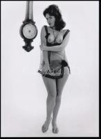 cca 1950 "Nincs több kifogás drágám, mert a légköri viszonyok is kedvezőek?", szolidan erotikus felvétel, 1 db modern nagyítás, jelzés nélkül, 21x15 cm