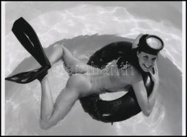 cca 1969 "Ki tanít meg úszni?", szolidan erotikus felvétel, 1 db modern nagyítás, jelzés nélkül, 21x15 cm