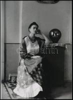 cca 1937 Frida Kahlo (1907-1954) mexikói festőművészről készült, jelzés nélküli felvétel, 1 db modern nagyítás, 21x15 cm