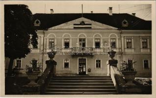 1943 Sepsiszentgyörgy, Sfantu Gheorghe; Vármegyeháza magyar zászlóval. Székely Mikó Kollégium könyvesboltja kiadása / county hall with Hungarian flag
