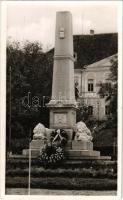 1943 Sepsiszentgyörgy, Sfantu Gheorghe; Hősi emlékmű koszorúkkal, mögötte a Vármegyeháza. Székely Mikó Kollégium könyvesboltja kiadása / Hungarian military monument with wreaths, county hall (EK)