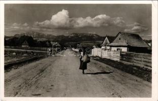 1943 Csíkjenőfalva, Csík-Jenőfalva, Ineu; falu, háttérben a Gyergyói-havasok / village street with Muntii Giurgeu in the distance (EK)