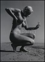 cca 1951 André de Dienes (korábban Ikafalvi-Dienes Andor György) (1913-1985) magyar - amerikai fotóriporter és fotóművész felvétele (napolaj), 1 db modern nagyítás, jelzés nélkül Balogh Ferenc (1923-1993) békéscsabai fotóművész ,,Az aktfényképezés története" című előadásának anyagából, 21x15 cm