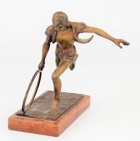 Domonkos Béla (1934-2020) Karikázó fiú. Patinázott bronz, márvány talapzaton. Jelzett. 22 cm. A szob...