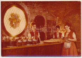Siófok, Borharapó, belső pincérnőkkel. "Kitűnő tájjelegű borok, cigányzene" Pannonia, Fővárosi Foto (modern) (EK)