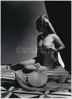 cca 1943 Horst P. Horst (1906-1999) német - amerikai fotográfus felvétele (Egyiptomi szépség legyezővel), szolidan erotikus felvétel, 1 db modern nagyítás, jelzés nélkül, 21x15 cm