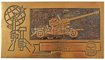 1974. "Munkával, fegyverrel a Hazáért - DIGÉP (Diógyőri Gépgyár)" egyoldalas, nagyméretű, öntött bronz plakett (72x311mm) T:XF