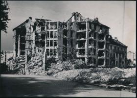 1945 Szendrő István (1908-2000): Budapest, Győri út és Csörsz utca sarka, hátoldalon pecséttel jelzett fotó, 16,5×23,5 cm