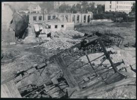 1945 Szendrő István (1908-2000): Budapest, ostrom után a Déli pályaudvar környéke, hátoldalon pecséttel jelzett fotó, 16,5×23,5 cm
