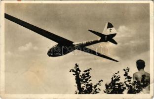 Budapest III. Hármashatárhegy, felhők felé, cserkészek vitorlázó repülőgépe (HA-4025), hátoldalán Latorcai A. Károly vendéglős reklámja. Levente és Cserkészbolt Szövetkezet kiadása, Sturm Vilmos Károly felvétele / Hungarian boy scouts with glider (EB)