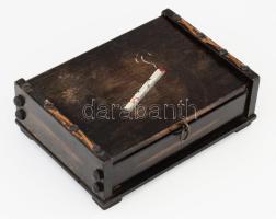Cigarettás doboz, fa, festett és rátétes díszítéssel, 17x12 cm